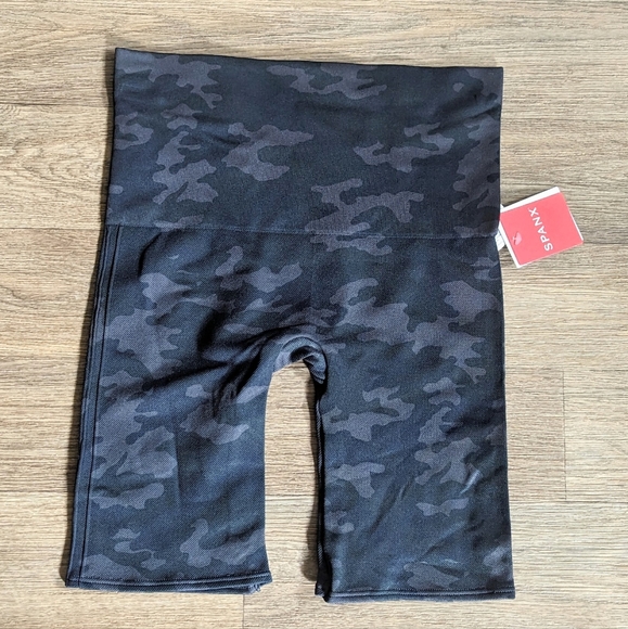 NWT Spanx Black Camo Bike Shorts Women Size Medium - Picture 1 of 7